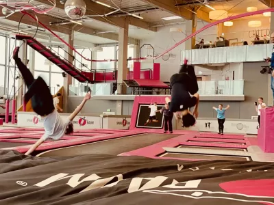 Sporthelfer:innen der Gesamtschule Neunkirchen-Seelscheid heben ab – Ausflug in den SPRUNG.RAUM Troisdorf